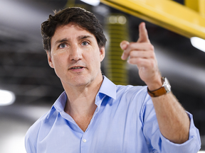 Justin Trudeau dans une usine de véhicules électriques