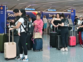 Les voyageurs font la queue pour s'enregistrer à l'aéroport international de Los Angeles.