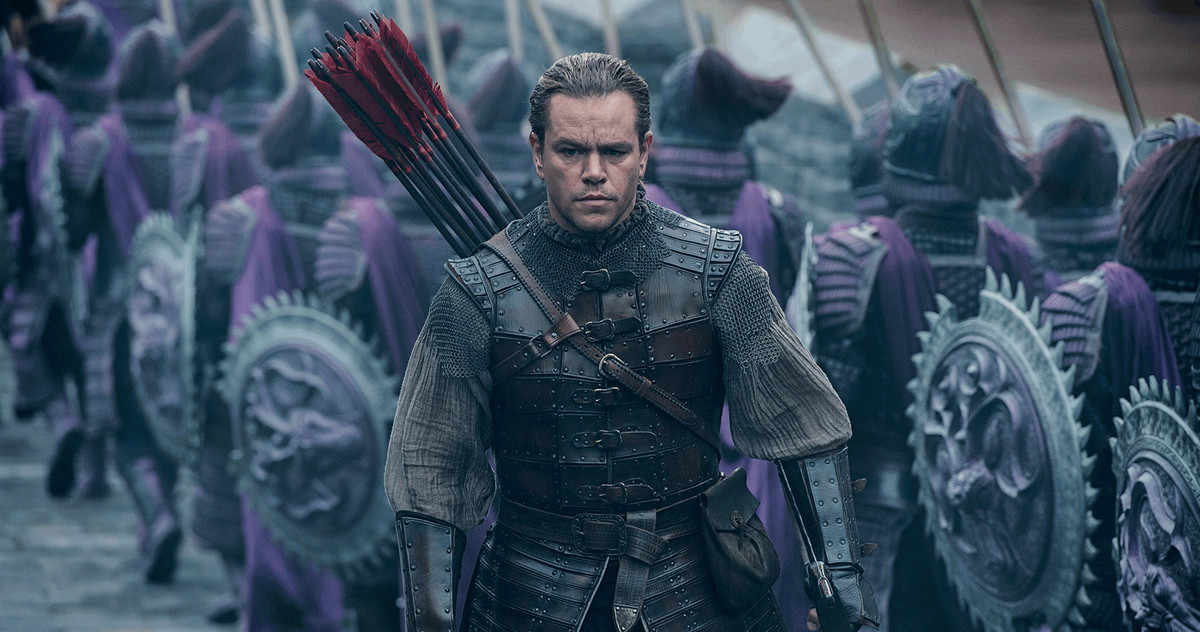 Matt Damon, avec des flèches dans le dos, passe devant un groupe de soldats en armure violette dans La Grande Muraille