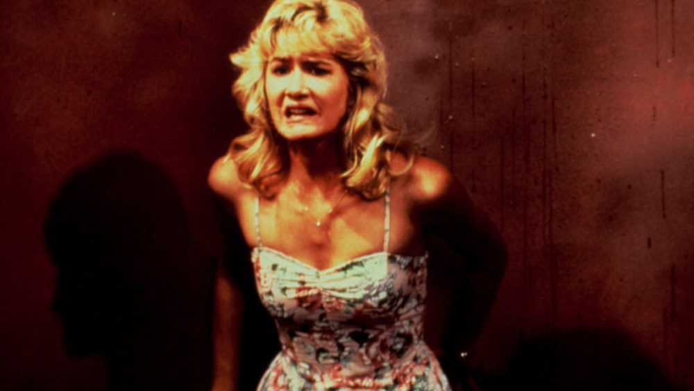 L'université de Laura Dern l'a forcée à abandonner ses études à cause de « Blue Velvet » et l'a qualifiée de « folle » pour avoir abandonné ses études ; maintenant, l'école enseigne le film : « Ça m'énerve »
	
	
