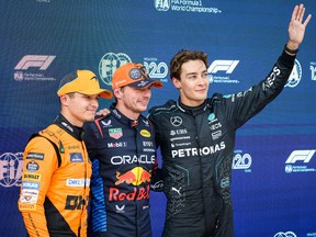 De gauche à droite : le pilote britannique Lando Norris de McLaren, deuxième, le pilote néerlandais Max Verstappen de Red Bull, vainqueur de la pole position, et le pilote britannique George Russell de Mercedes, troisième, posent après la séance de qualification sur le circuit Red Bull Ring à Spielberg, en Autriche, le 29 juin 2024, avant le Grand Prix d'Autriche de Formule 1.