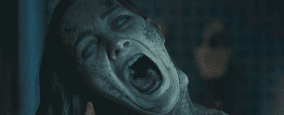 Victoria Pedretti screaming as Bent Neck Lady in Haunting of Hill House episode 5