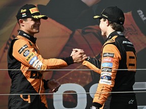 Oscar Piastri (à droite) de McLaren est félicité par son coéquipier Lando Norris sur le podium après le Grand Prix de Hongrie sur le circuit de Hungaroring près de Budapest le 21 juillet 2024.