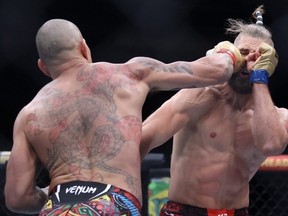 Alex Pereira du Brésil frappe Jiri Prochazka de la République tchèque lors d'un combat de championnat des poids mi-lourds lors de l'UFC 303 à la T-Mobile Arena le 29 juin 2024 à Las Vegas, Nevada.