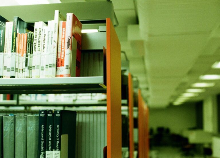 Pourquoi une université privée louerait-elle un espace de bibliothèque publique ? Des représailles.