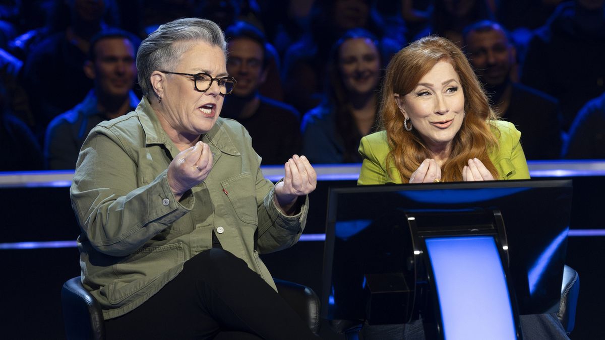 Qui veut gagner des millions : Lisa Ann Walter et Rosie O'Donnell testent leur expertise en matière de jeux de mots dans un clip exclusif, et je fais confiance à l'enseignante de l'école primaire Abbott
