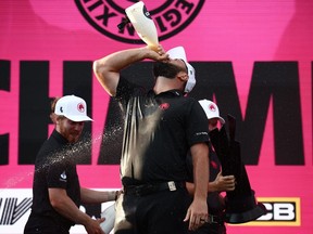 L'Espagnol Jon Rahm célèbre sa victoire lors de l'épreuve par équipes de la LIV Golf Invitational Series.