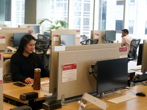 Des gens travaillent au bureau de Yelp à San Francisco le 14 février 2023.