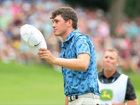 Davis Thompson des États-Unis célèbre après avoir remporté le John Deere Classic.