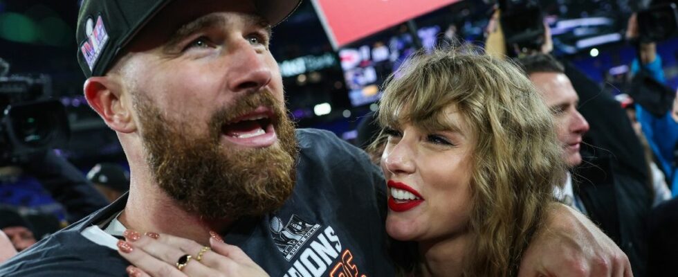 BALTIMORE, MARYLAND - JANUARY 28: Travis Kelce #87 of the Kansas City Chiefs (L) celebrates with Taylor Swift after defeating the Baltimore Ravens in the AFC Championship Game at M&T Bank Stadium on January 28, 2024 in Baltimore, Maryland.