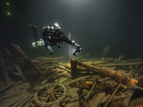 Un plongeur de l'équipe polonaise Baltictech inspecte l'épave d'un voilier du XIXe siècle que l'équipe a découvert le 11 juillet 2024.