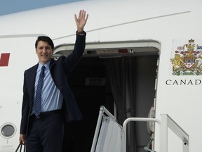 Le premier ministre Justin Trudeau salue la foule alors qu'il monte à bord d'un avion du gouvernement à son départ pour le sommet de l'OTAN depuis l'aéroport le 8 juillet 2024 à Ottawa.