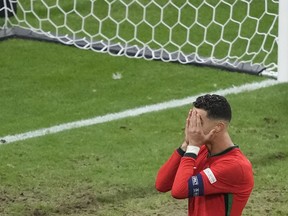 Le Portugais Cristiano Ronaldo réagit après avoir raté une occasion de marquer un but contre la Slovénie lors d'un huitième de finale entre le Portugal et la Slovénie lors du tournoi de football Euro 2024 à Francfort, en Allemagne, le lundi 1er juillet 2024.