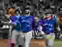 Kevin Kiermaier des Blue Jays de Toronto célèbre avec ses coéquipiers après avoir frappé un coup de circuit en grand chelem contre les Diamondbacks de l'Arizona lors de la quatrième manche au Chase Field le 14 juillet 2024 à Phoenix, Arizona.