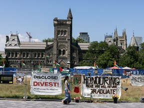 Tentes et pancartes anti-israéliennes à l'Université de Toronto.