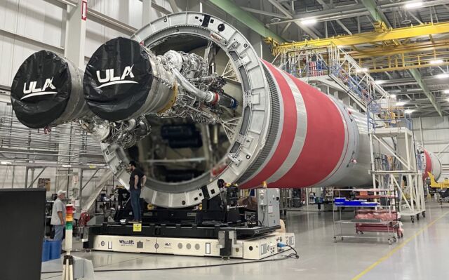 Deux moteurs BE-4 installés sur la troisième fusée Vulcan d'ULA, dont le lancement est prévu avant la fin de l'année pour une mission pour la Force spatiale américaine.