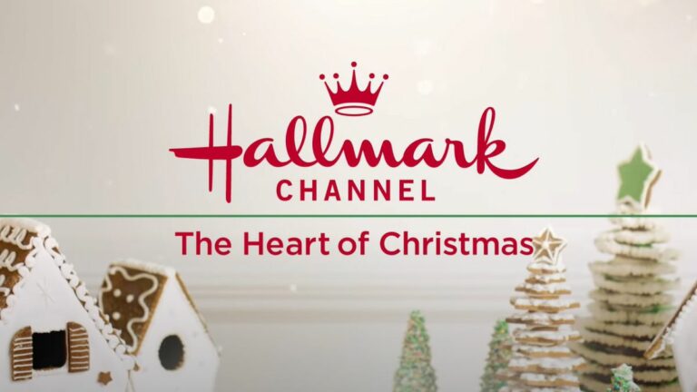 Une grande star de Hallmark partage les secrets de Noël en juillet, et je n'avais aucune idée que le tournage d'un film de Noël était « étouffant » 
