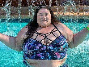 Une influenceuse grande taille exige des rampes dans toutes les piscines