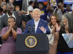 Le président Joe Biden sourit lors d'un discours au Renaissance High School de Détroit lors d'un événement de campagne, le vendredi 12 juillet 2024 à Détroit.
