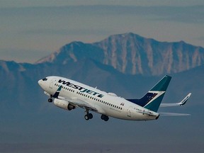 Un Boeing 737 de WestJet monte après le décollage de l'aéroport international de Calgary le mardi 5 octobre 2021.