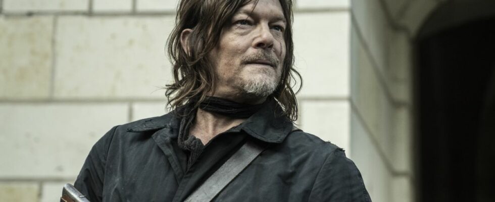 Daryl standing on the side of a building in The Walking Dead: Daryl Dixon