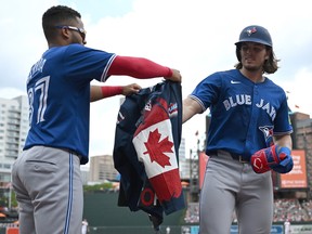 Addison Barger des Blue Jays de Toronto célèbre avec Steward Berroa après avoir frappé un coup de circuit en troisième manche contre les Orioles de Baltimore.