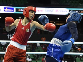 L'Algérienne Imane Khalif (à gauche) se bat contre la Tunisienne Homrani Ep Zayani Mariem (Bleu) lors de la finale féminine Fly à l'arène de Dakar en 2020.