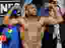 Le boxeur Roy Jones Jr. pose lors de la pesée officielle pour son combat contre Bernard Hopkins en 2010.