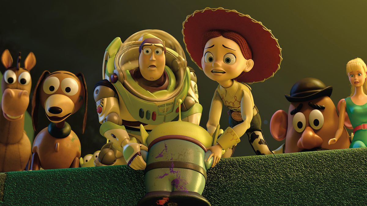 Buzz, Jessie et une foule d'autres personnages animés de Toy Story regardent avec de grands yeux et s'inquiètent de quelque chose hors de l'écran alors qu'ils transportent un jouet extraterrestre en sécurité dans Toy Story 3