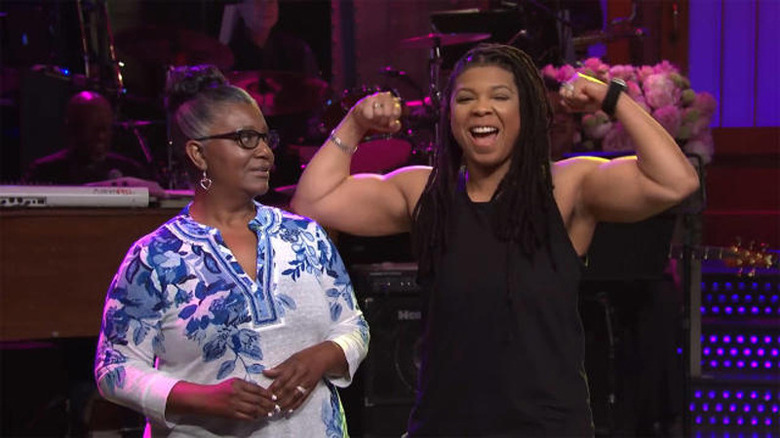 Punkie Johnson montre ses muscles sur SNL