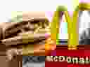 Un Big Mac tenu près des arches dorées d'un McDonald's à Centreville, en Virginie.      