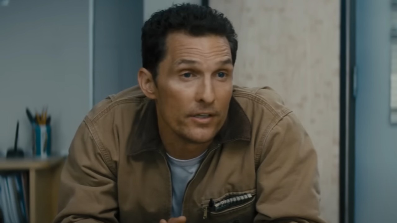 Matthew McConaughey appuyé contre une table et parlant dans Interstellar.