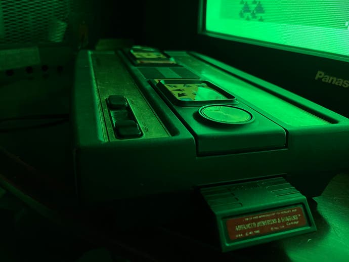 Une image de la console Intellivision de Mattel, réfléchissant la lumière d'un téléviseur.