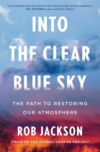 La couverture du livre Into the Clear Blue Sky qui montre d'épais nuages ​​bleus au-dessus d'un paysage rouge et violet qui semble être en feu