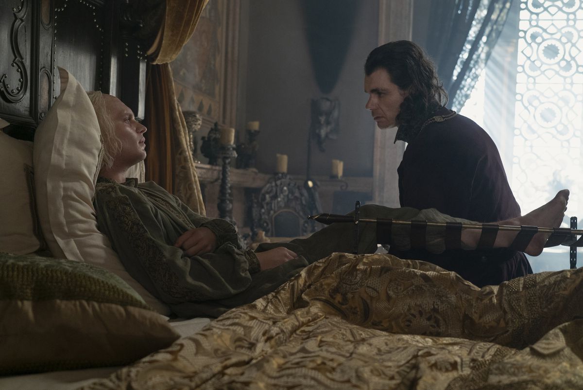 Aegon parle à Larys alors qu'il est allongé dans son lit dans la finale de la saison 2 de La Maison du Dragon 