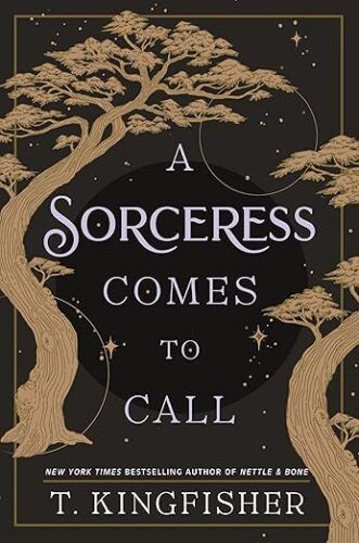 couverture de A Sorceress Comes to Call de T. Kingfisher ; noir avec des illustrations dorées d'arbres et d'étoiles