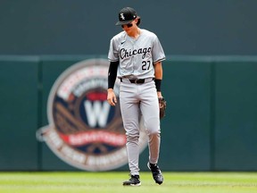 Brooks Baldwin des White Sox de Chicago réagit à son erreur de terrain pour marquer un point contre les Twins du Minnesota en première manche au Target Field le 4 août 2024 à Minneapolis, Minnesota.