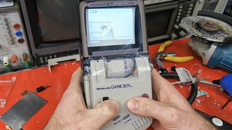 Aléatoire : un moddeur fou ajoute un écran cathodique à la Game Boy
