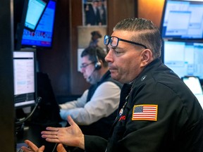 Les traders travaillent sur le parquet de la Bourse de New York (NYSE)