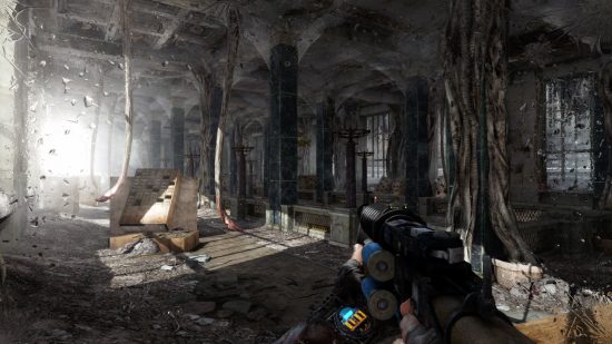 Metro 2033 : un soldat tenant une arme à feu marche dans une pièce sombre