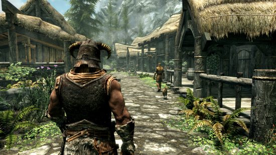 Skyrim : un guerrier musclé portant un casque à cornes marche dans un désert médiéval