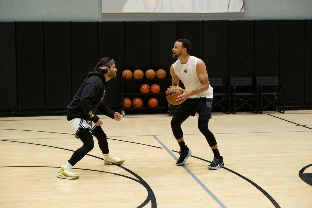 Adam Pally dans le rôle de Danny, Stephen Curry dans son propre rôle dans « Mr. Throwback »