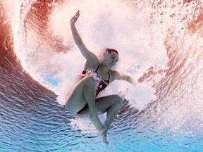 Alison Gibson, de l'équipe des États-Unis, participe aux préliminaires du tremplin 3 m féminin aux Jeux olympiques.