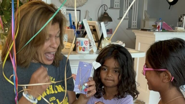 Hoda Kotb reçoit une surprise pour son 60e anniversaire de la part de ses filles
