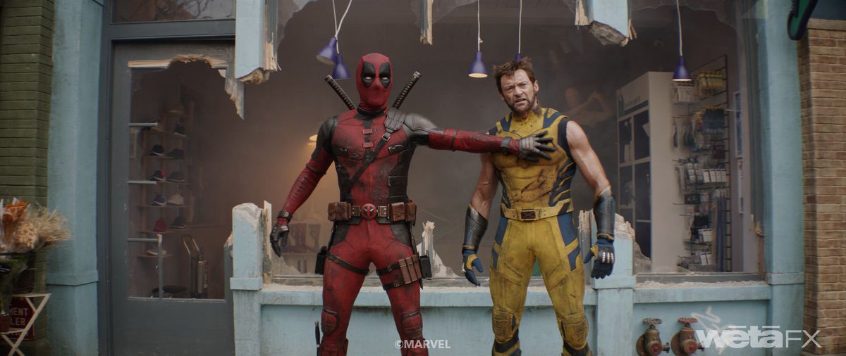 Deadpool (Ryan Reynolds) et Wolverine (Hugh Jackman) se tiennent ensemble devant une devanture de magasin détruite dans Deadpool & Wolverine