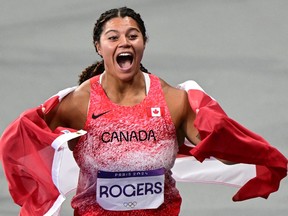 La Canadienne Camryn Rogers célèbre sa victoire en finale du lancer du marteau féminin de l'épreuve d'athlétisme aux Jeux olympiques de Paris 2024.