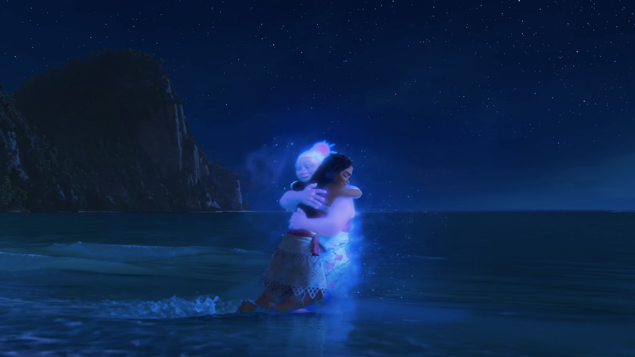 Moana serre sa grand-mère dans ses bras dans Moana 2