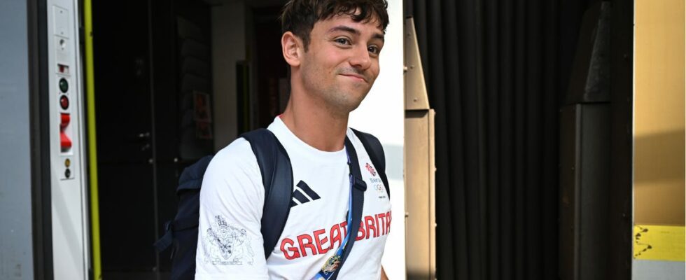 Tom Daley fond en larmes en direct sur la BBC alors qu'il confirme sa retraite