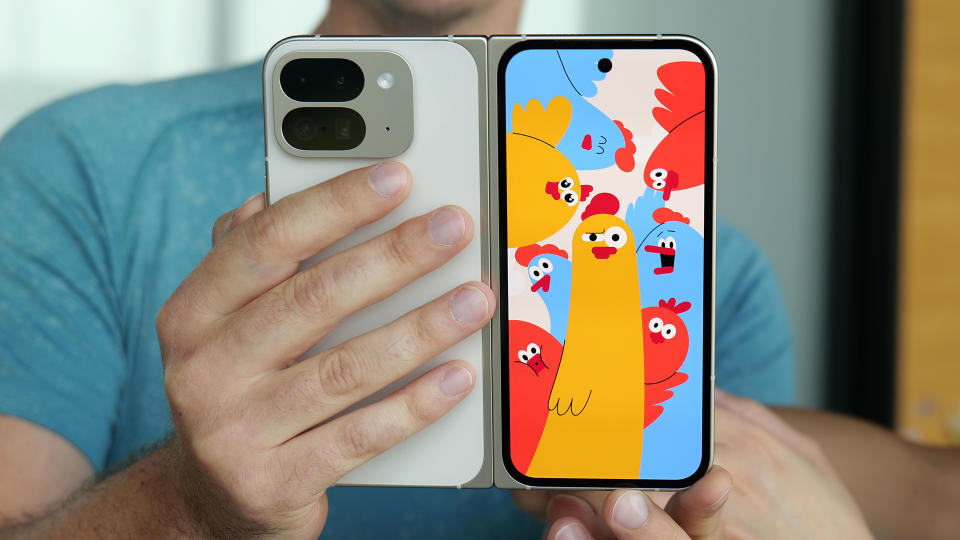 La fonctionnalité Made You Look de Google est exclusive au Pixel 9 Pro Fold et utilise l'écran extérieur pour afficher une animation et faire sourire les gens lors de la prise de photos. 