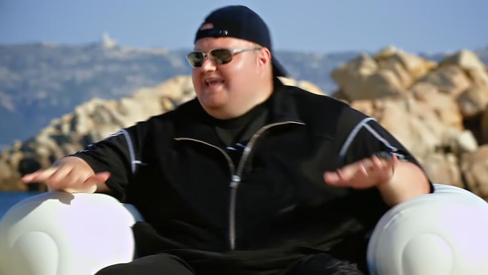 Kim Dotcom sur un véhicule nautique confortable.